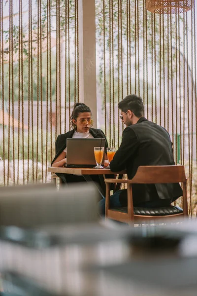 Ortakları Kafede Otururken Planlarından Bahsediyorlar — Stok fotoğraf