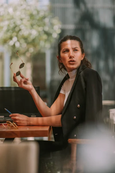 Hermosa Mujer Negocios Hablando Mientras Está Sentada Café —  Fotos de Stock