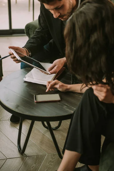 Zakelijke Partners Kijken Naar Tablet Telefoon Terwijl Groene Fauteuils Het — Stockfoto