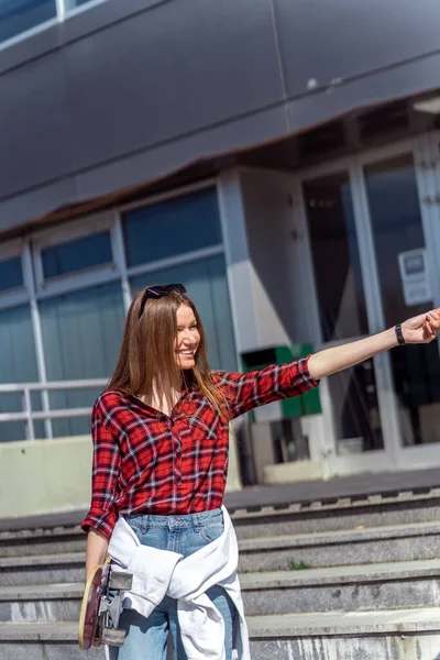 Söt Flicka Ler Medan Hon Håller Sin Skateboard Trappan — Stockfoto