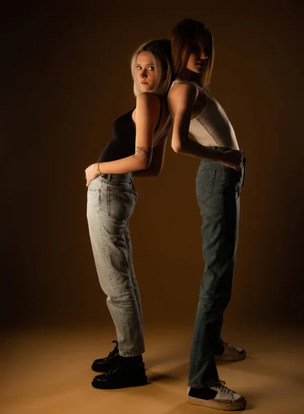 Två Fantastiska Och Attraktiva Flickvänner Poserar Tillsammans Studio Gul Bakgrund — Stockfoto