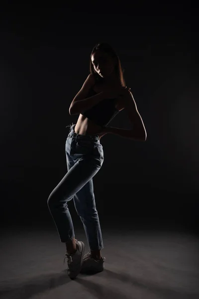 Silhueta Menina Jovem Bonita Posando Profissional Enquanto Segurando Sua Postura — Fotografia de Stock
