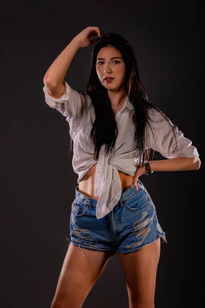 Hermosa Joven Chica Está Posando Estudio Sobre Fondo Gris Mientras — Foto de Stock