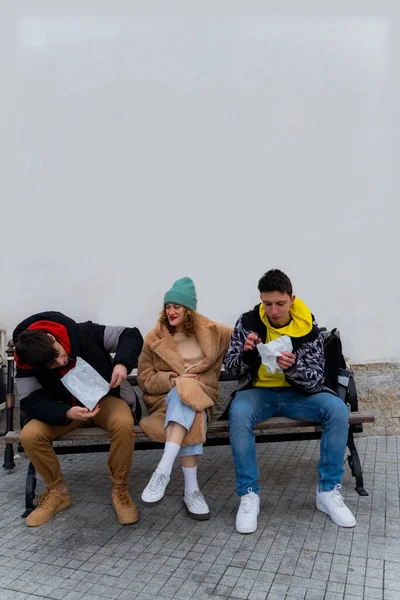 Grupo Amigos Increíbles Atractivos Están Comiendo Sentados Banco Juntos Mientras — Foto de Stock