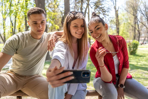 Group Happy Teen Friends Laughing Taking Selfie Park — Stock Photo, Image