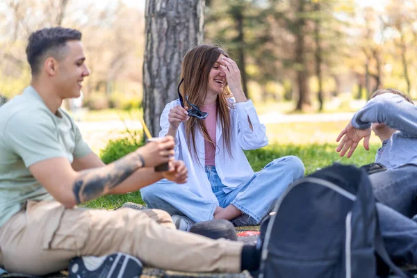 Felices Tres Amigos Sentados Sobre Hierba Verde Parque Tomando Café — Foto de Stock