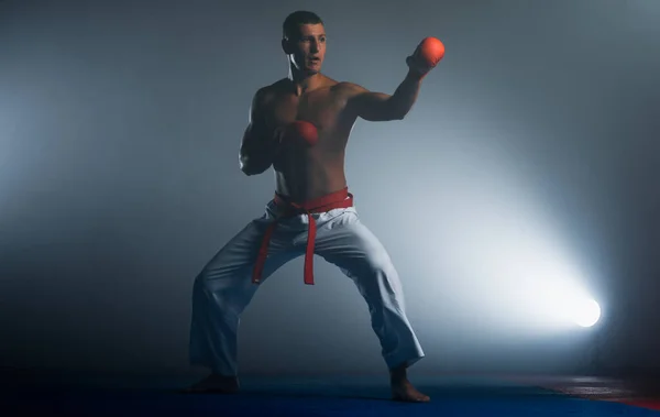 Joven Hombre Deportivo Kimono Blanco Entrenamiento Karate Kata Mueve Gimnasio —  Fotos de Stock