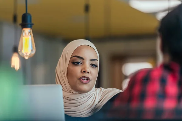 Gadis Muslim Afrika Mengenakan Jilbab Bekerja Pada Laptop Sebuah Perusahaan — Stok Foto