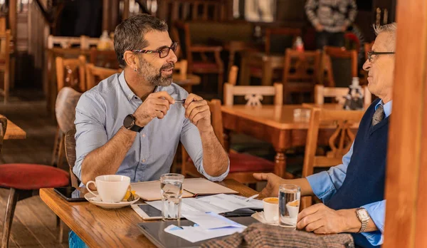 Due Uomini Affari Anziani Stanno Parlando Discutendo Loro Idee — Foto Stock