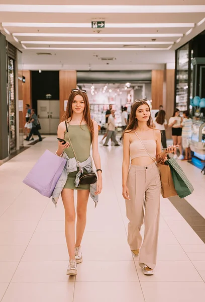 Dos Hermosas Chicas Caminando Por Centro Comercial Con Bolsas Compras — Foto de Stock