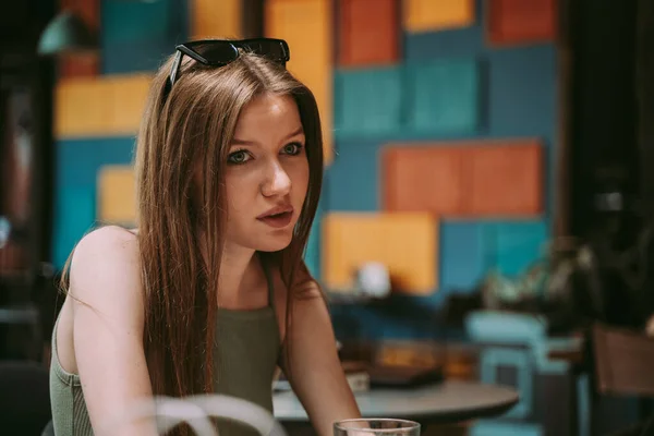 Primer Plano Una Hermosa Chica Sentada Café Centro Comercial — Foto de Stock