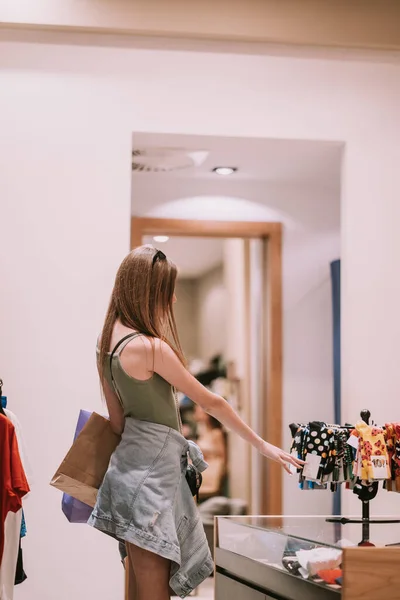 Menina Bonita Loja Mens Shopping Olhando Para Meias — Fotografia de Stock