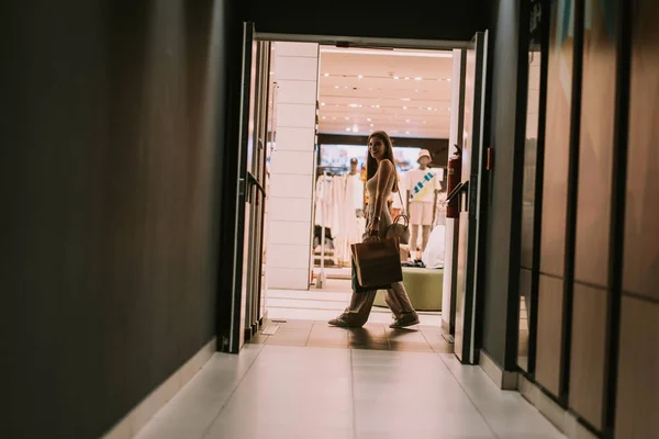 Tiener Schattig Meisje Met Haar Boodschappentassen Lopen Het Winkelcentrum — Stockfoto