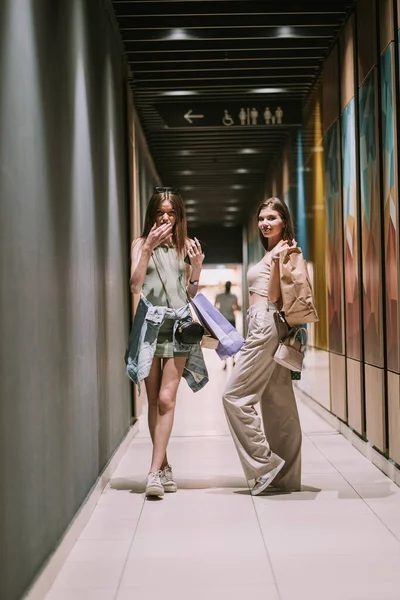 Duas Meninas Bonitas Corredor Com Seus Sacos Compras — Fotografia de Stock