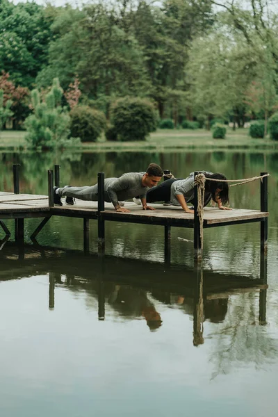 아름다운 공원에서 다리에서 일하고 — 스톡 사진