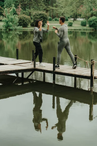 Esporte Casal Boxe Enquanto Ponte Parque — Fotografia de Stock