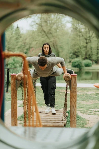 Belo Casal Exercitando Parque Nas Escadas Madeira — Fotografia de Stock