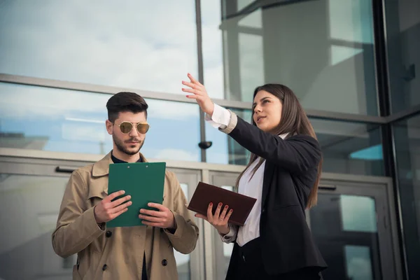 Geschäftsfrau Erklärt Ihrem Assistenten Etwas Über Den Plan — Stockfoto