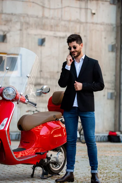 Empresário Falando Seu Telefone Enquanto Estava Perto Moto — Fotografia de Stock