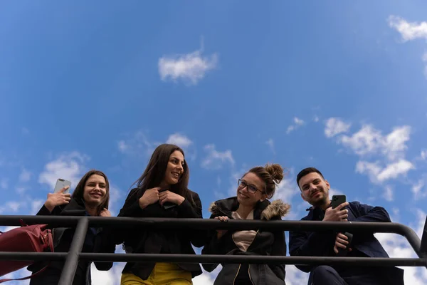 Grupo Jovens Empresários Estão Sorrindo Baixo Ângulo — Fotografia de Stock