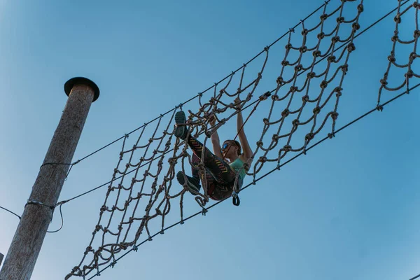 Женщина Заканчивает Курс Парке Приключений Прекрасном Фоне Неба — стоковое фото