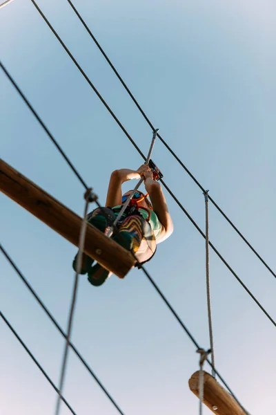 Skilled Rock Climber Showing Everyone How Its Done — Stock Photo, Image