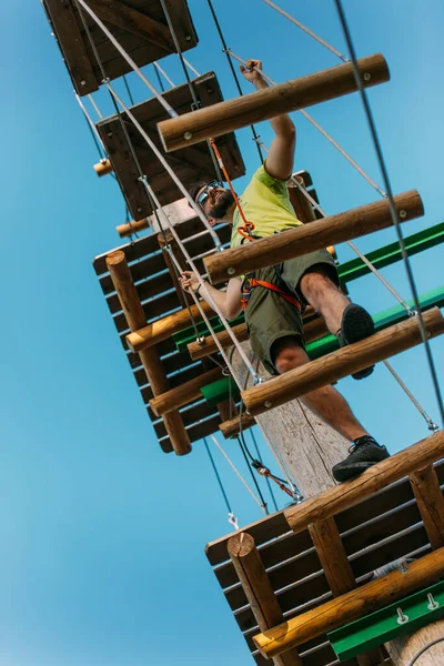 Athletic Man Going Planks High Air Adventure Park — Stock Photo, Image