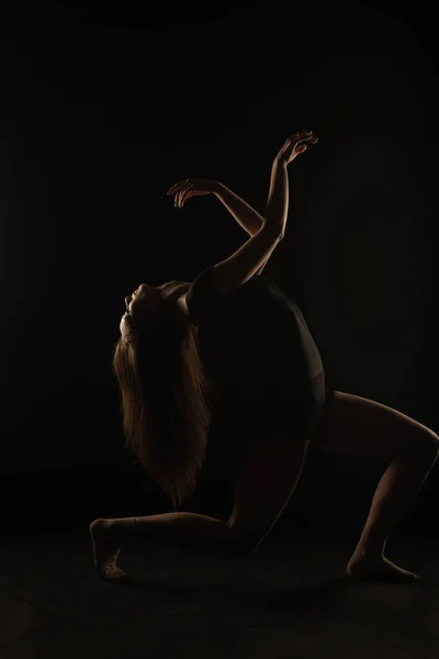 Silhueta Feminina Bailarina Está Dobrando Seu Corpo Enquanto Agachamento — Fotografia de Stock