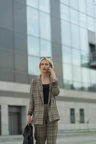 Empresária Está Tendo Uma Conversa Séria Telefone Hte — Fotografia de Stock