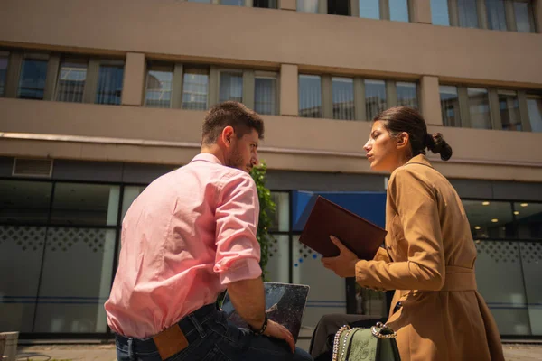 Ein Müder Geschäftsfreund Amüsiert Sich Nach Feierabend Sitzt Auf Einer — Stockfoto