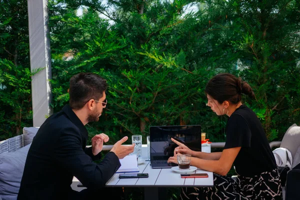 Dos Empresarios Ypung Están Trabajando Juntos Una Cafetería Día Soleado —  Fotos de Stock