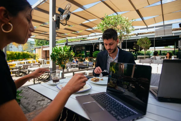 Una Joven Pareja Negocios Desayunan Juntos Restaurante Día Soleado —  Fotos de Stock