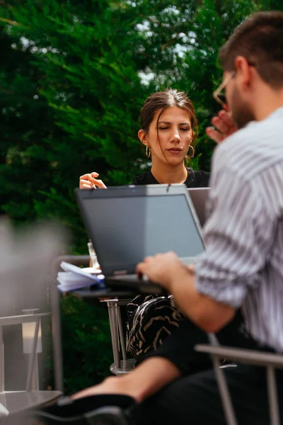 Beau Partenaire Affaires Travaillent Dur Ligne Assis Sur Terrasse Restaurant — Photo