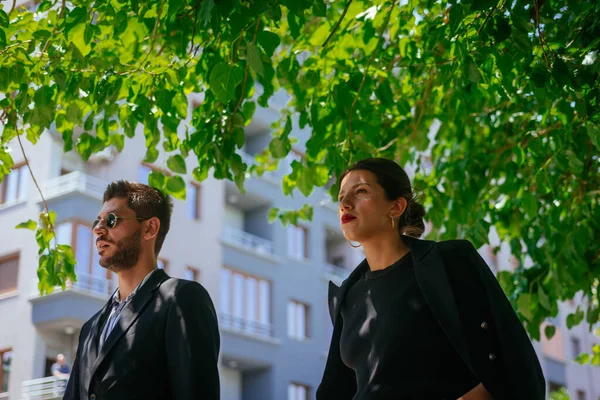 Una Atractiva Pareja Negocios Está Trabajando Fuera Zona Del Centro — Foto de Stock