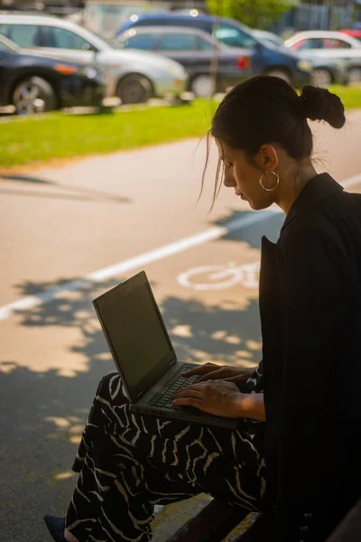 Joven Mujer Negocios Está Sentada Banco Trabajando Línea Día Soleado —  Fotos de Stock