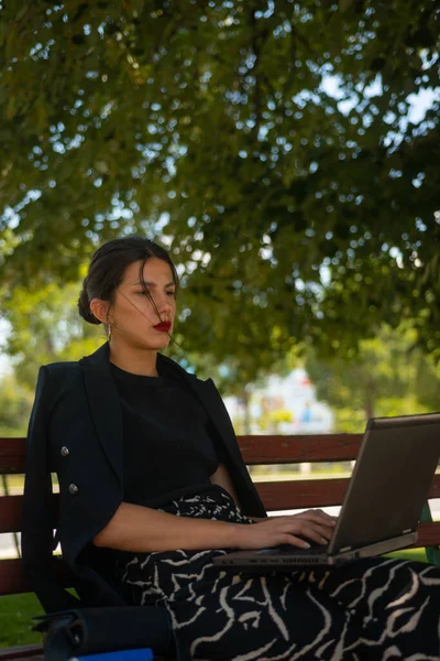 Νεαρή Γυναίκα Επιχειρηματίας Κάθεται Ένα Παγκάκι Και Εργάζεται Στο Διαδίκτυο — Φωτογραφία Αρχείου