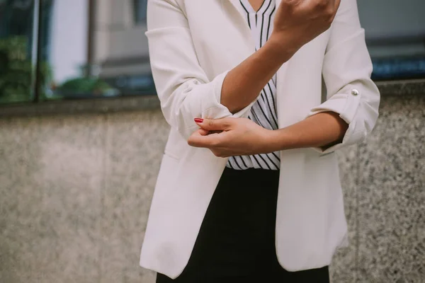 Blisko Bizneswoman Dotykając Płaszcza Stojąc Przy Oknach — Zdjęcie stockowe
