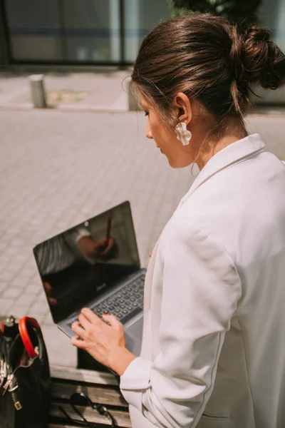 Close Beautiful Business Woman Working Her Laptop While Sitting Bench — Stockfoto