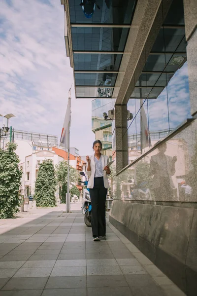Wanita Bisnis Yang Cantik Berjalan Dekat Bank Janda Dengan Tabletnya — Stok Foto