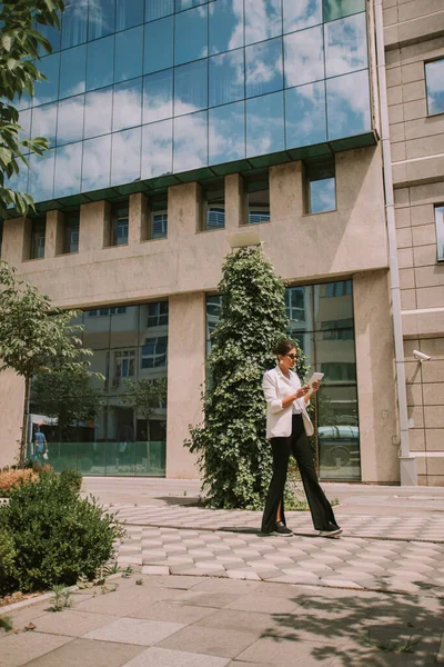 Schöne Geschäftsfrau Fuß Während Sie Der Nähe Des Gebäudes Auf — Stockfoto