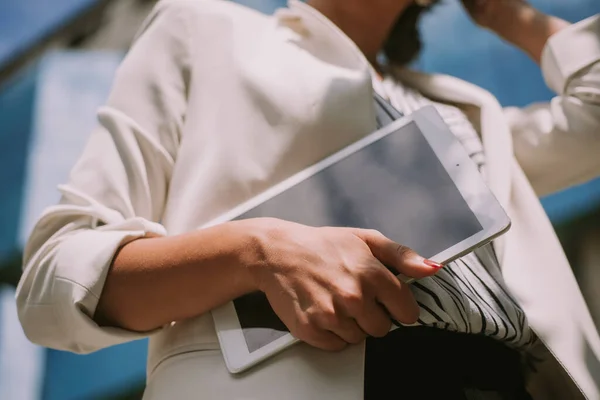 Close Van Zakenvrouw Hand Holding Tablet — Stockfoto