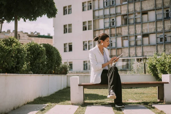 Beautiful Business Woman Working Her Tablet While Sitting Bench Park — 图库照片