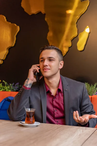Ελκυστικός Και Όμορφος Επιχειρηματίας Μιλάει Στο Τηλέφωνο Αφεντικό Του Ενώ — Φωτογραφία Αρχείου