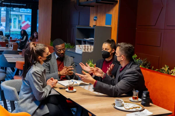 Groep Van Multiraciale Zakenmensen Hebben Een Gesprek Met Hun Maskers — Stockfoto