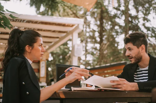 Close Dois Parceiros Negócios Conversando Enquanto Estavam Sentados Café — Fotografia de Stock