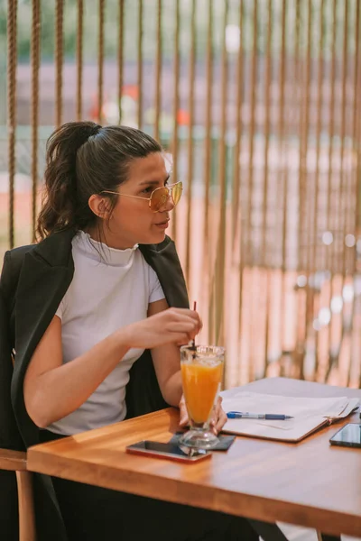 Schöne Geschäftsfrau Trinkt Orangensaft Während Sie Café Sitzt — Stockfoto