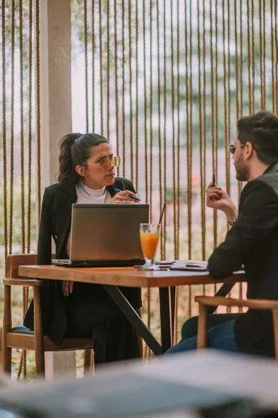 Επιχειρηματικοί Συνεργάτες Συζητούν Ενώ Κάθονται Στο Καφέ — Φωτογραφία Αρχείου