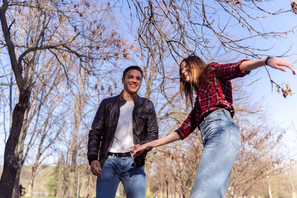 Bella Coppia Sta Divertendo Nel Parco Mentre Piedi Vicino All — Foto Stock