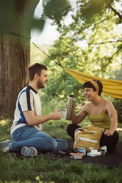 Vackra Par Som Har Kul Picknicken Parken — Stockfoto