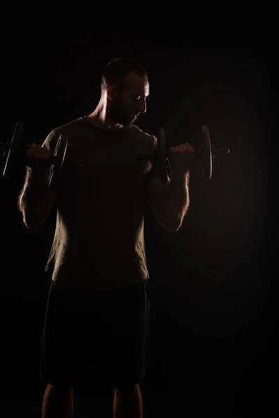 Bonito Cara Está Concentrando Seu Exercício Enquanto Posando — Fotografia de Stock